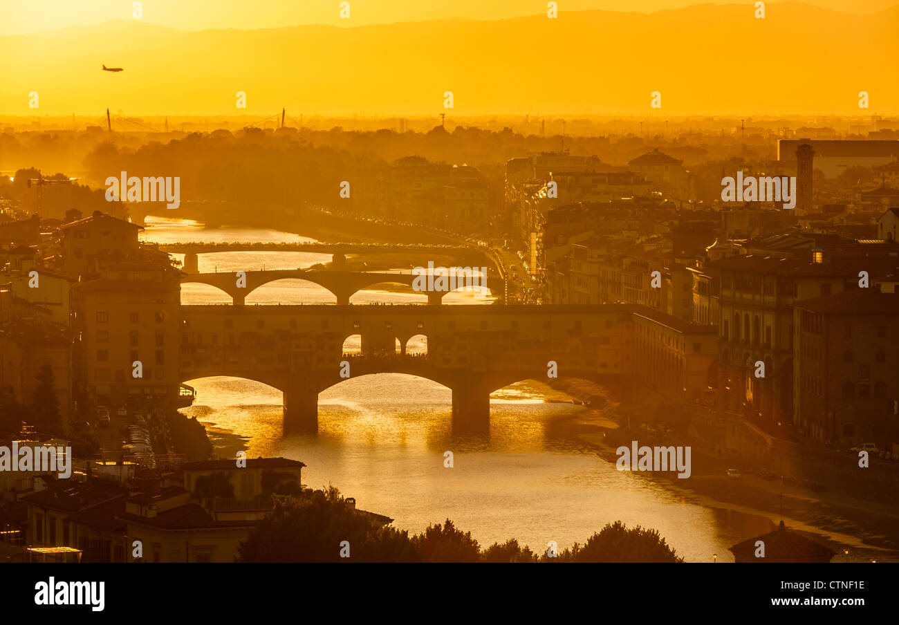 Coucher du soleil sur l'Arno à Florence avec le célèbre Ponte Vecchio (Vieux Pont) en premier plan Banque D'Images