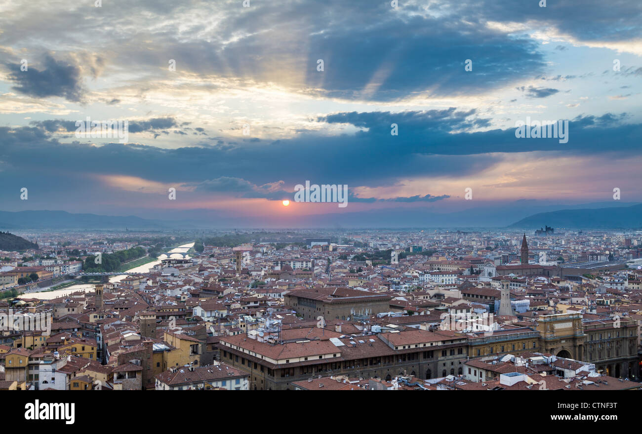 Coucher du soleil sur la ville de Florence, avec l'Arno de la tour du Palazzo Vecchio Banque D'Images