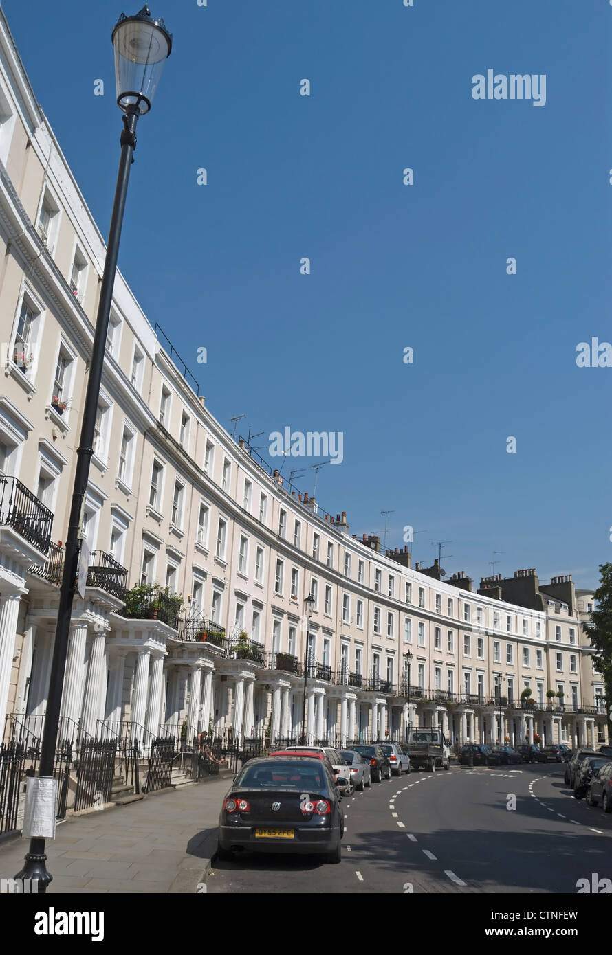 La terrasse en stuc de cintrage de Royal Crescent, conçu en 1846 par Robert Cantwell, à Kensington, Londres, Angleterre Banque D'Images