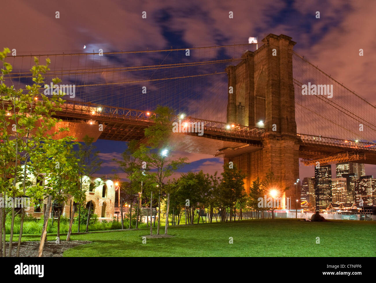 Le Pont de Brooklyn et le pont de Brooklyn Park, au crépuscule Banque D'Images