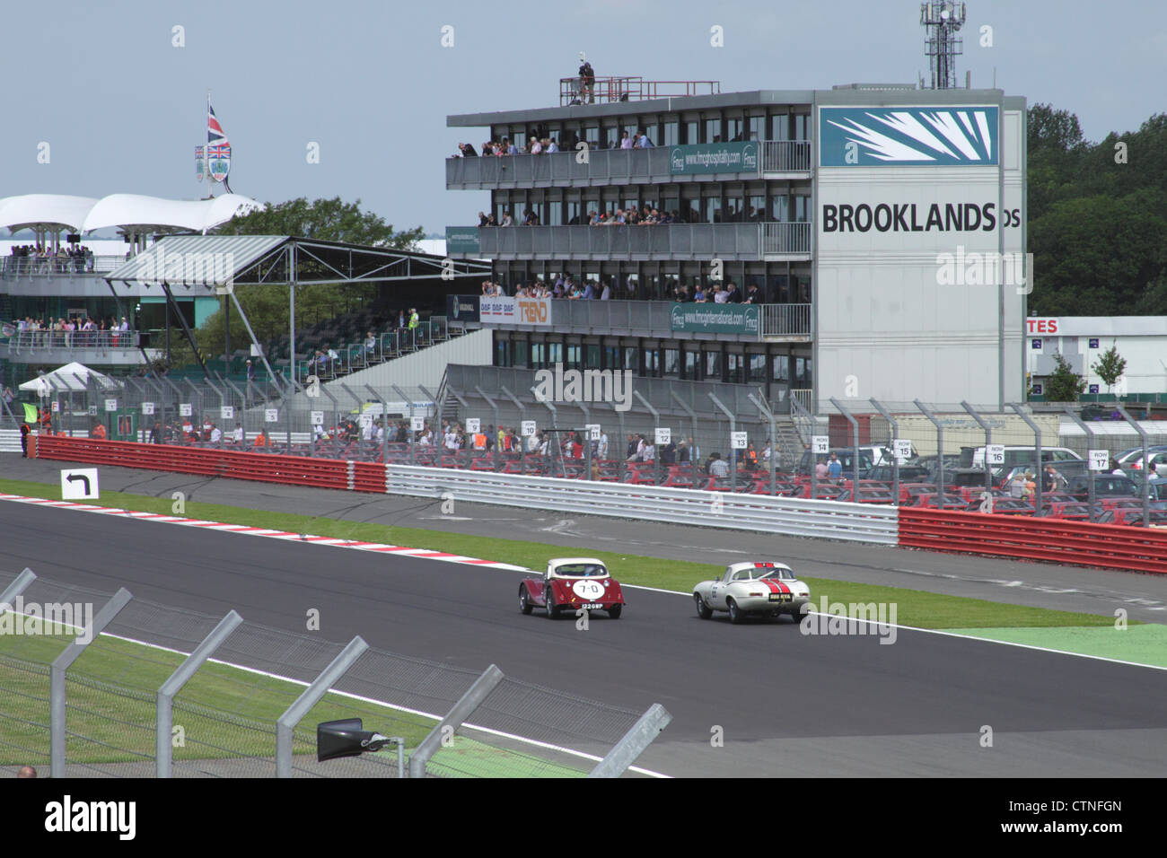La Race à RAC Tourist Trophy pour véhicules historiques (pré-63 GT) Silverstone Classic le 22 juillet 2012 Vue vers le Brooklands Banque D'Images