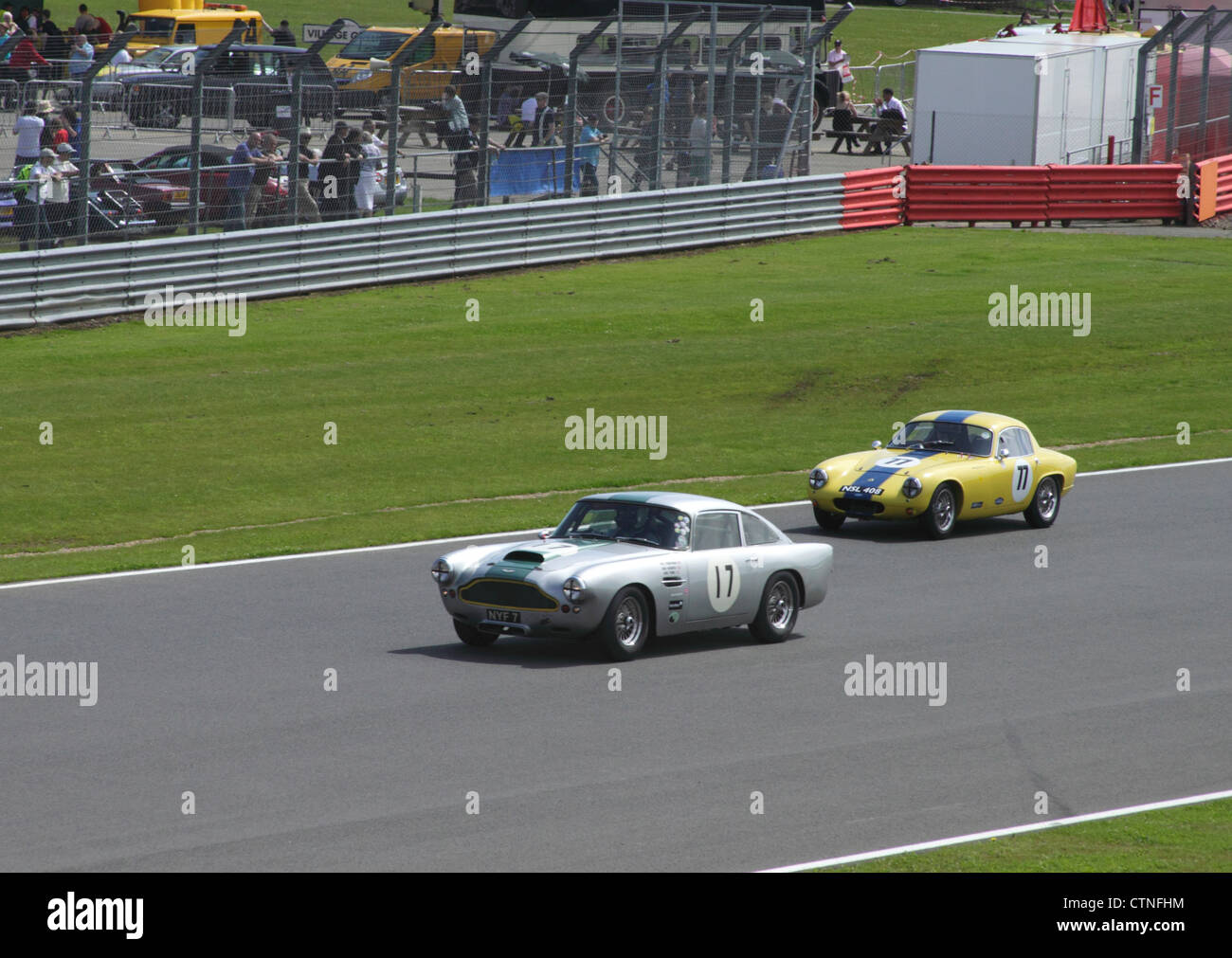 Aston Martin DB4 et Lotus Elite 1961 à RAC Tourist Trophy pour véhicules historiques (pré-63 GT) Silverstone Classic le 22 juillet 2012 Banque D'Images