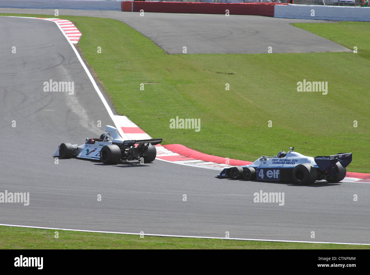 Penske PC3 suivi par Tyrrell P34 au Daily Express Trophy International Grand Prix Masters pour Silverstone Classic 2012 Banque D'Images