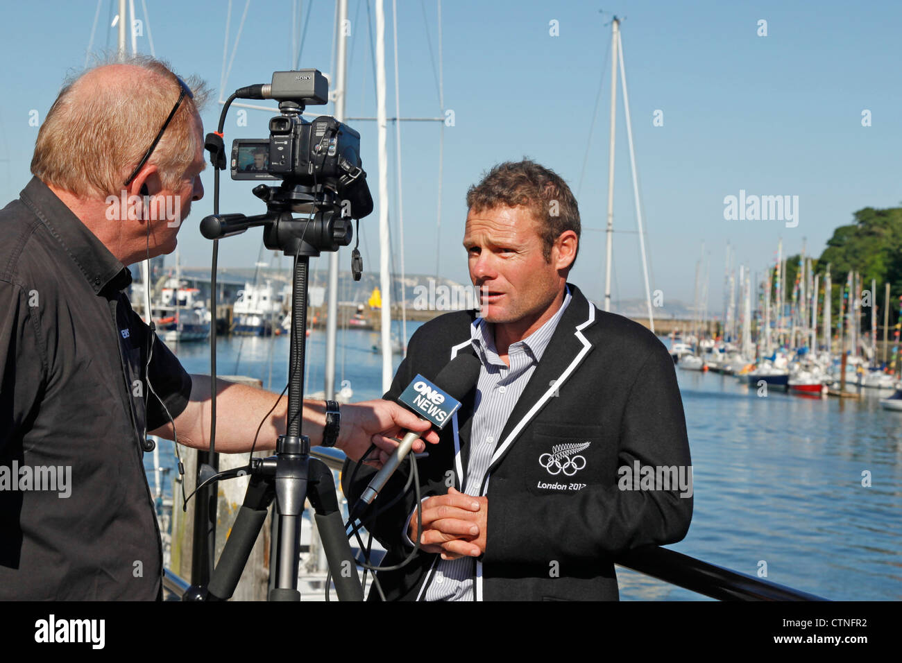 2012 Jeux Olympiques de Londres pour l'Australie de l'équipe Sailor Tom Slingsby à plage de Weymouth interviewé par une NEWS avant de voile Banque D'Images