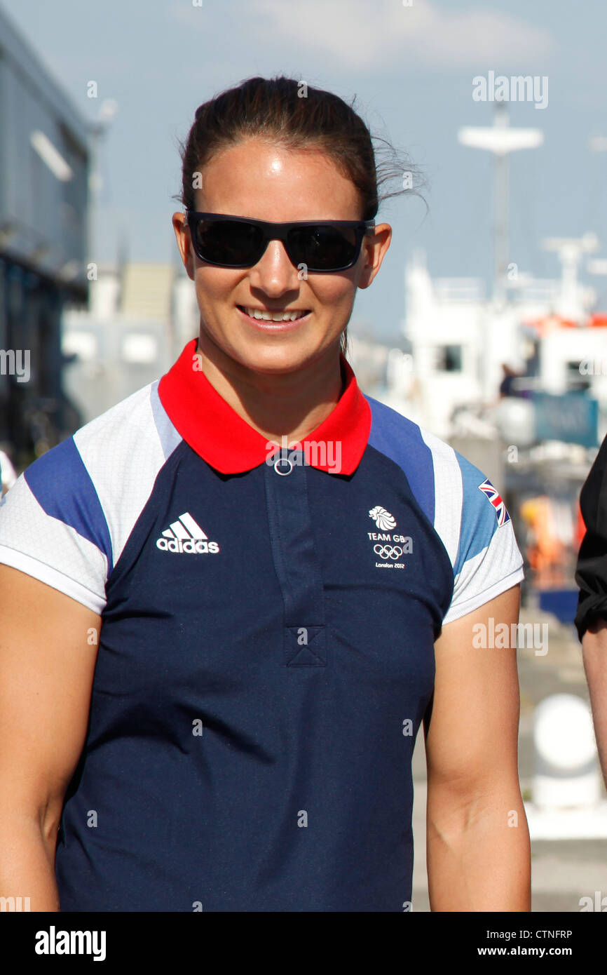 Bryony Shaw, marin de l'équipe de Grande-Bretagne pour les Jeux Olympiques de Londres de 2012 interviewés dans le voile commence à plage de Weymouth Banque D'Images