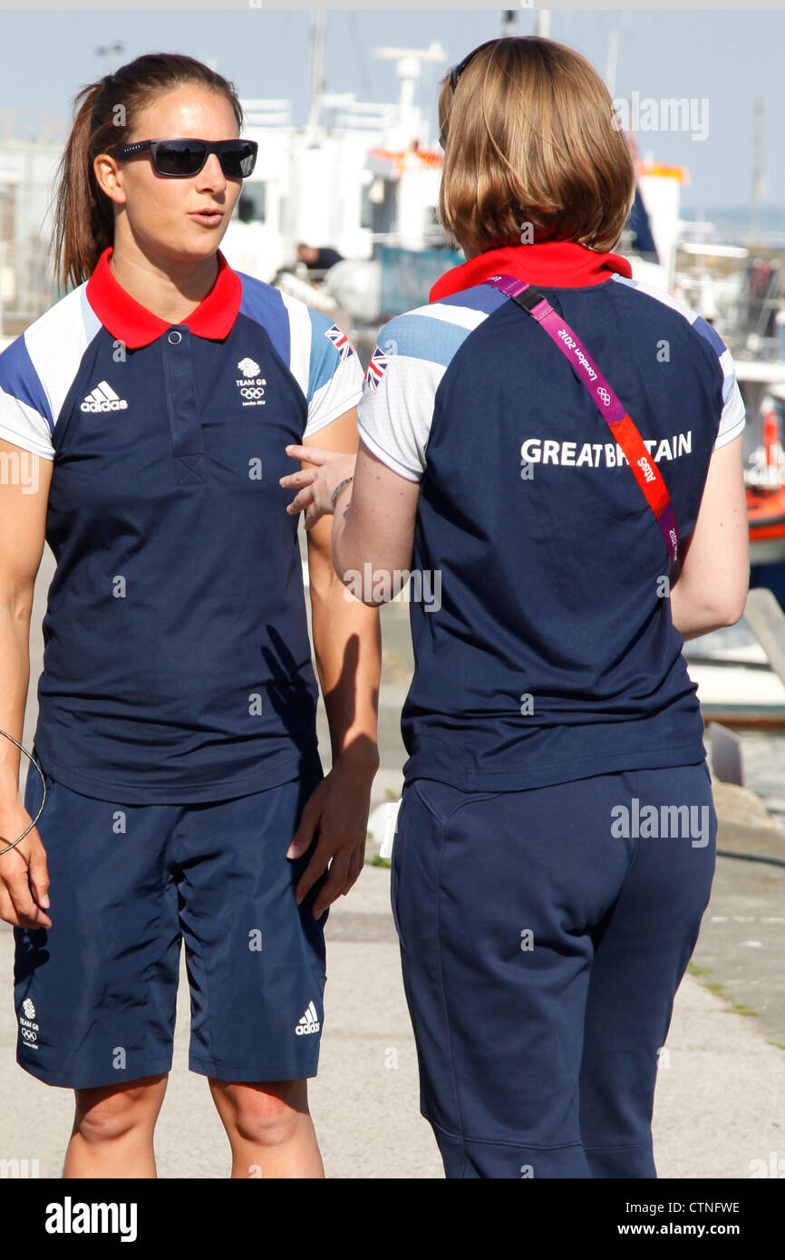 (L à R) Bryony Shaw, marin de l'équipe de Grande-Bretagne pour les Jeux Olympiques de Londres de 2012 avec l'aide de l'attaché de l'équipe, Lindsay Bell à Weymouth Banque D'Images