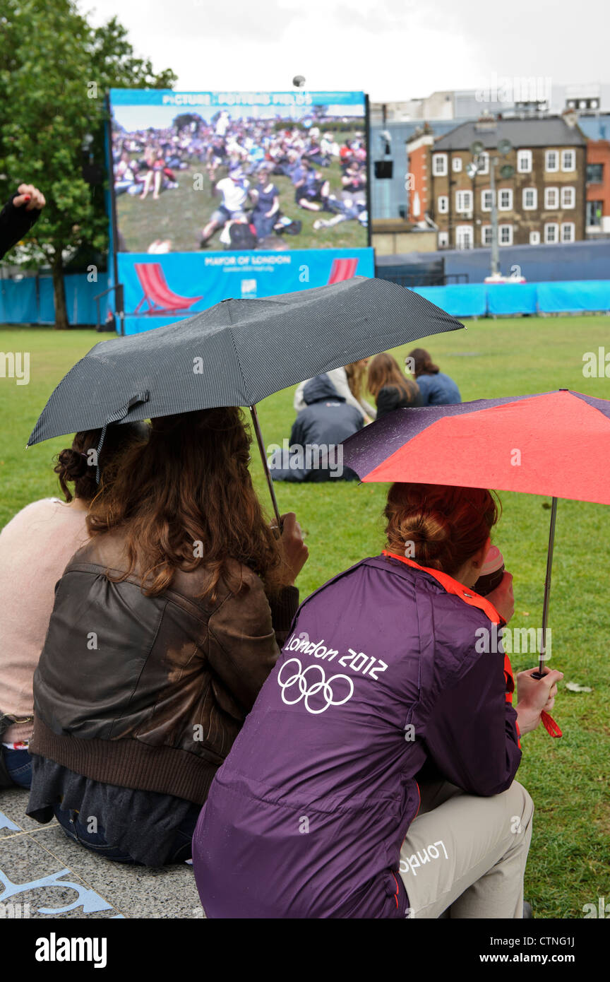 Fille avec le logo des Jeux Olympiques de 2012, Londres, Angleterre, RU, FR. Banque D'Images