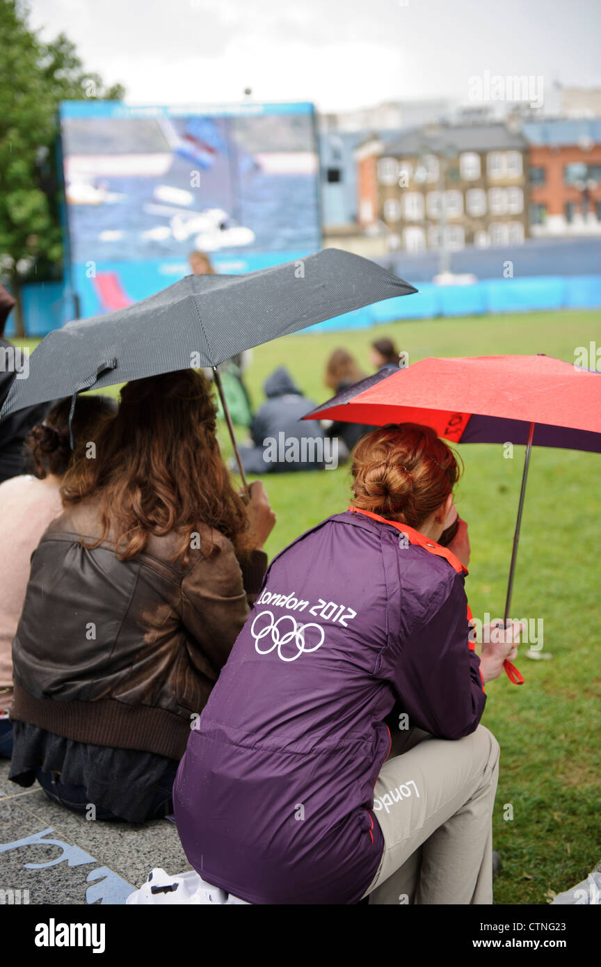 Fille avec le logo des Jeux Olympiques de 2012, Londres, Angleterre, RU, FR. Banque D'Images