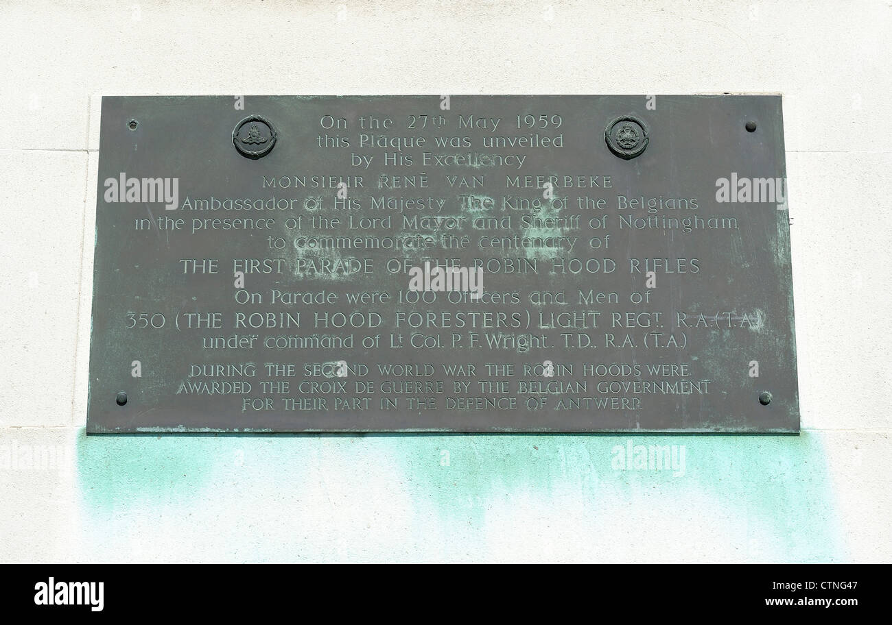 Une plaque dans le parc du château de Nottingham présenté à la Robin Hood fusils en 1959 par René van beerbeke de Belgique Banque D'Images