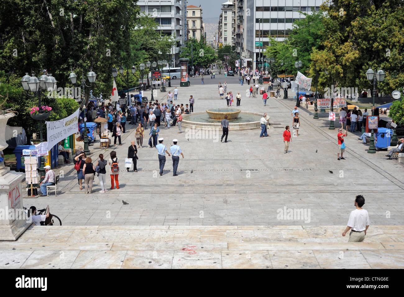 Athènes, Grèce, les populations locales à la place Syntagma Banque D'Images