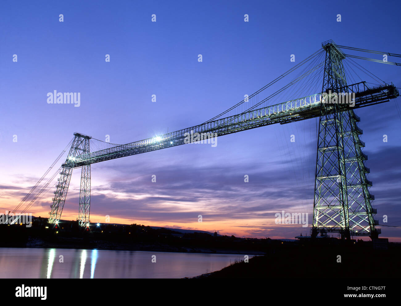 Newport Transporter Bridge et la rivière Usk au crépuscule / nuit Newport South Wales UK Banque D'Images