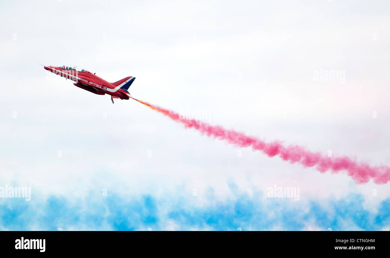 Des flèches rouges trailing jet Hawk fumée rouge Banque D'Images