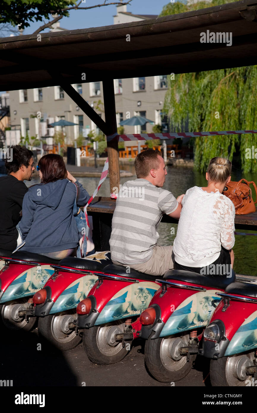 Les personnes mangeant sur moto Sièges à Camden Lock Village Market Food, Camden, London Banque D'Images