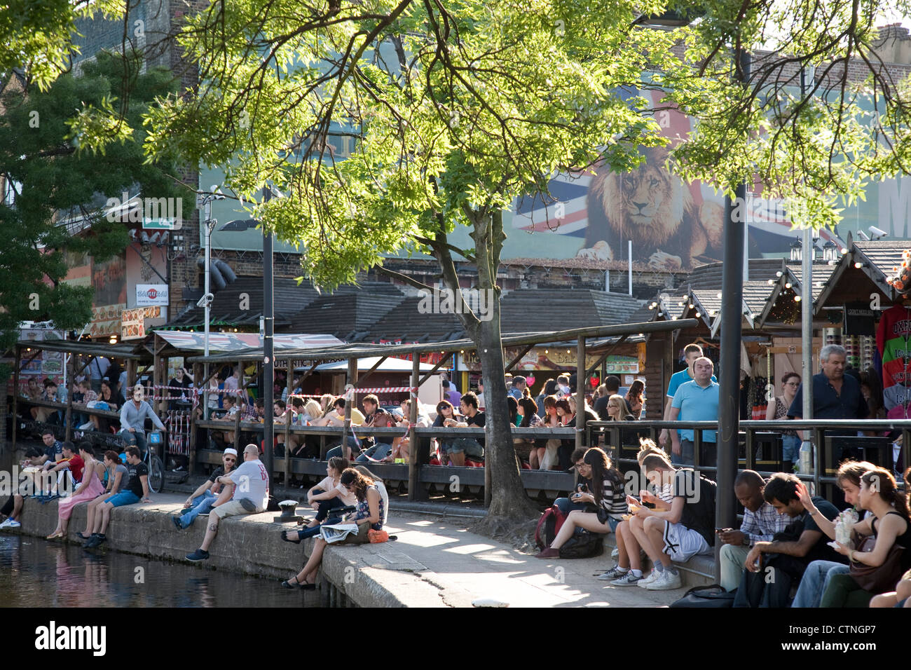 Les gens se reposent au Camden Lock Village Market par Canal à Camden, Londres, Angleterre, Royaume-Uni Banque D'Images