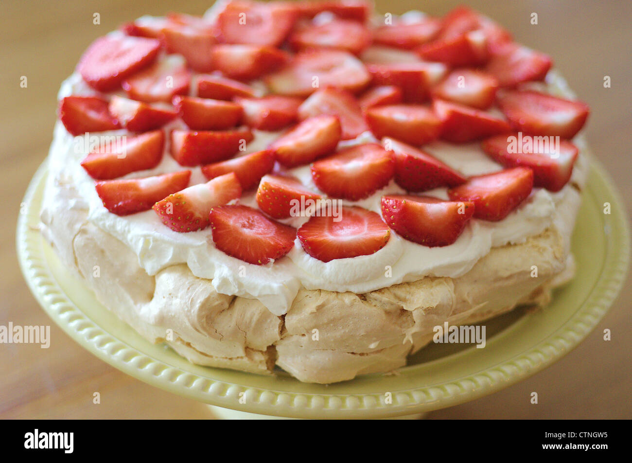 Pavlova dessert avec la crème et les fraises fraîches Banque D'Images