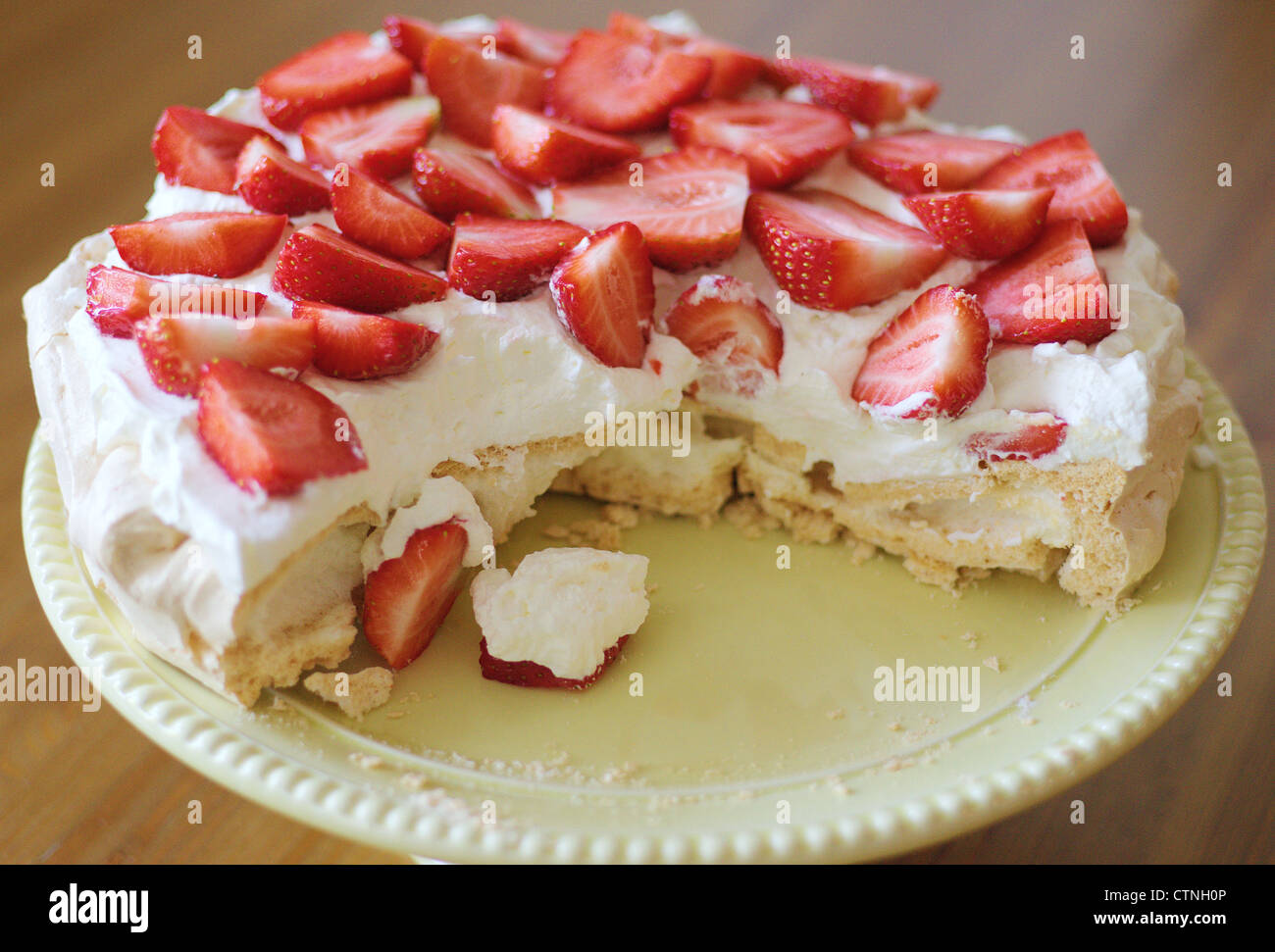 Pavlova dessert avec la crème et les fraises fraîches Banque D'Images