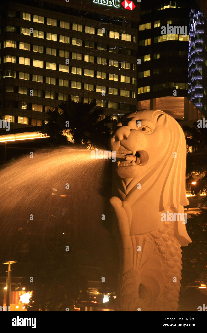 Statue du Merlion et skyline at night, Singapour Banque D'Images