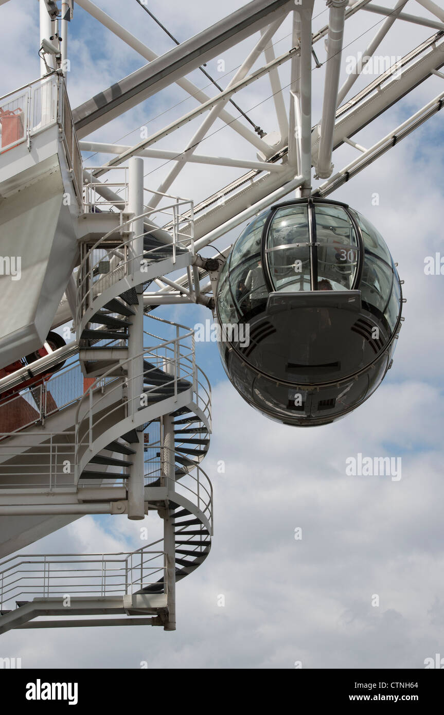 Le London Eye avec les escaliers en spirale et Gondole Banque D'Images