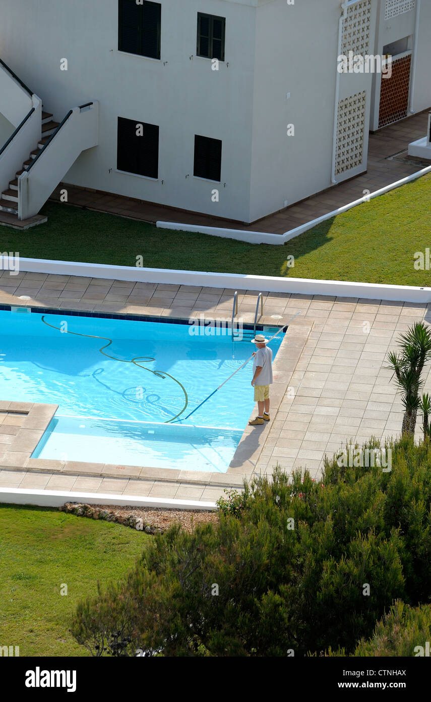 Un homme nettoyer une villa piscine arenal d'en castell menorca Baléares Espagne Banque D'Images Un homme nettoyer une villa piscine arenal d'en castell menorca Baléares Espagne Banque D'Images
