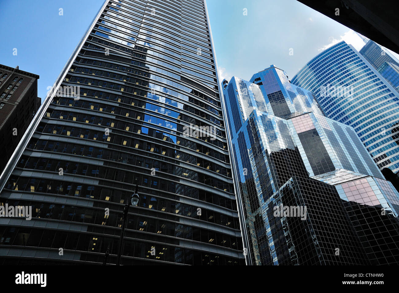 Le long de l'architecture de Chicago Wacker Drive. Banque D'Images
