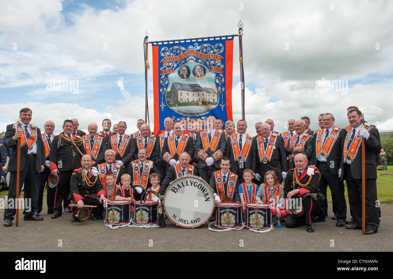 Les défenseurs de l'Église Ballygowan Orange Lodge posent pour la photo en juillet Douzième Ballynahinch Défilé Orange Banque D'Images