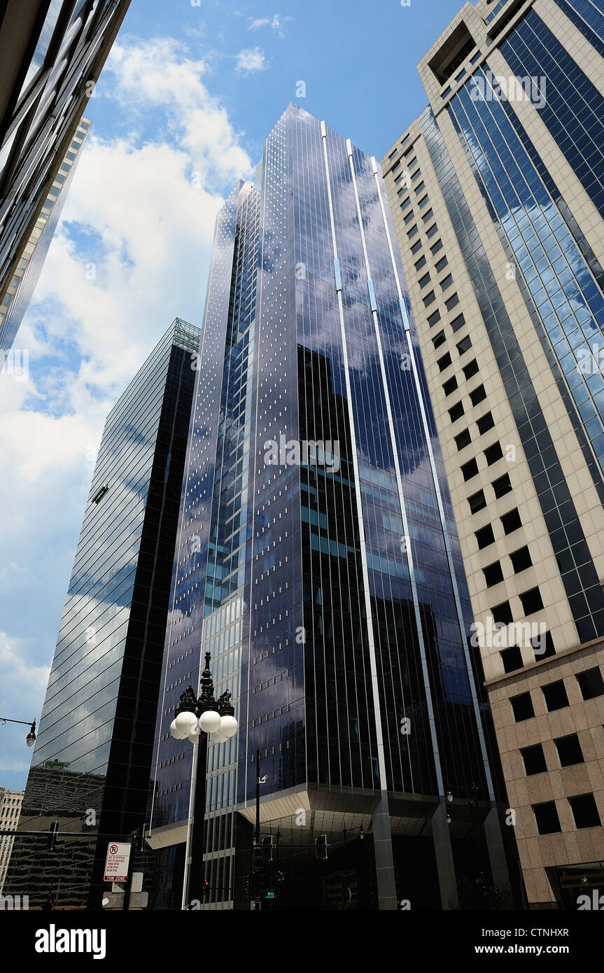 Le long de l'architecture de Chicago Wacker Drive. Banque D'Images
