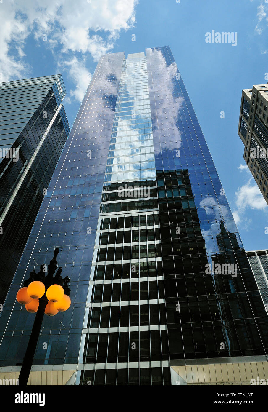 Le long de l'architecture de Chicago Wacker Drive. Banque D'Images