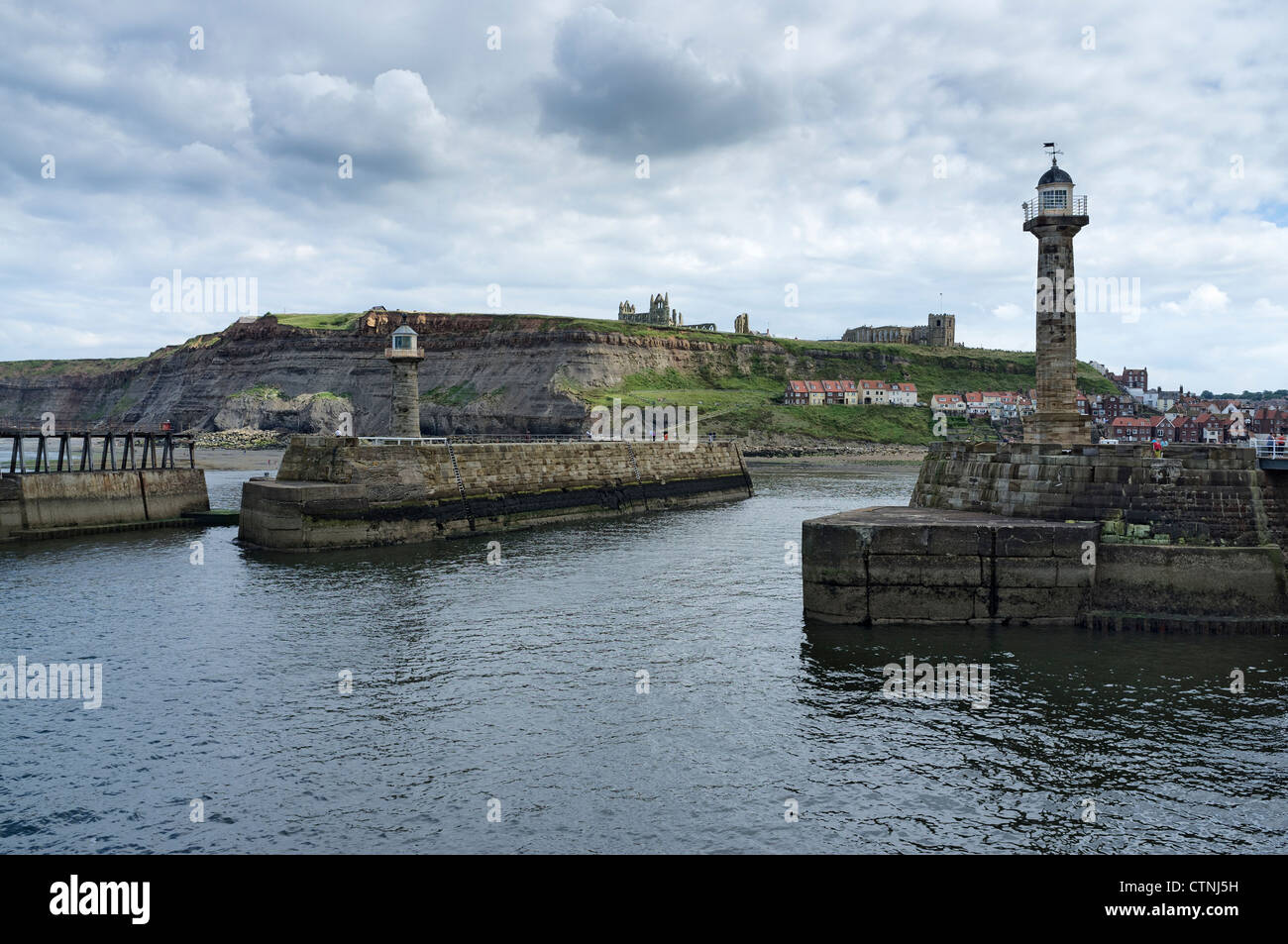 Vue sur les piliers à l'embouchure de la rivière Esk à Whiby Banque D'Images