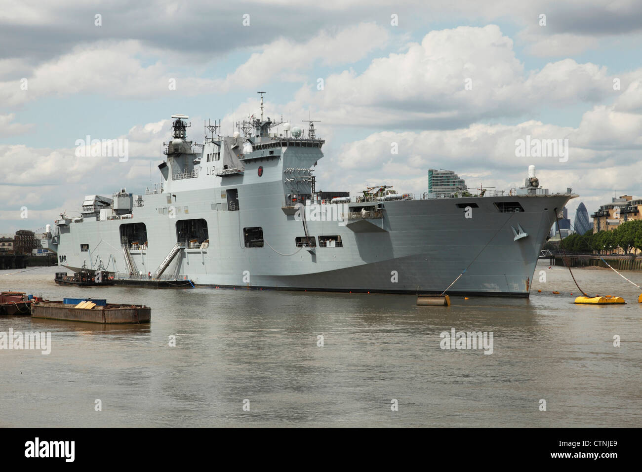 Le HMS Ocean amarré sur la Tamise à Greenwich pour assurer la sécurité des Jeux Olympiques de 2012 à Londres. Banque D'Images