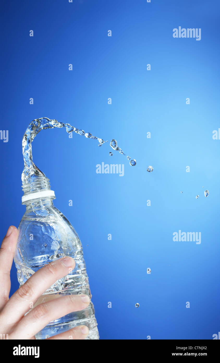 Les éclaboussures d'eau d'une bouteille d'eau Banque D'Images