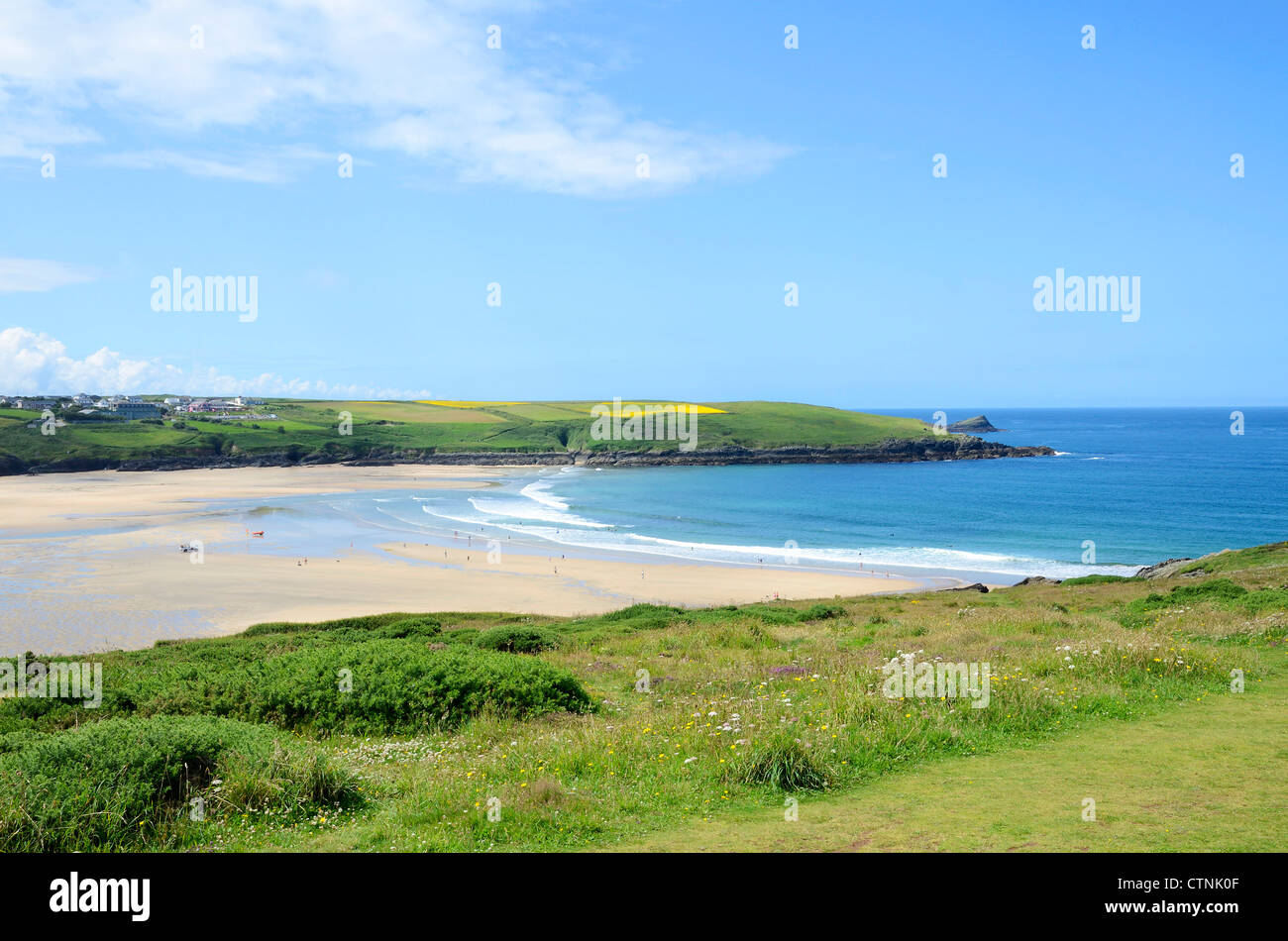 La grande plage de sable à Crantock près de Newquay, à Cornwall, UK Banque D'Images