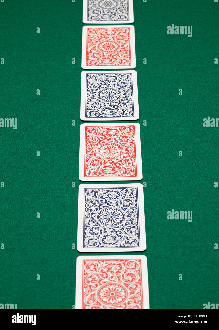 Une ligne de cartes à jouer sur un tableau vert. Banque D'Images