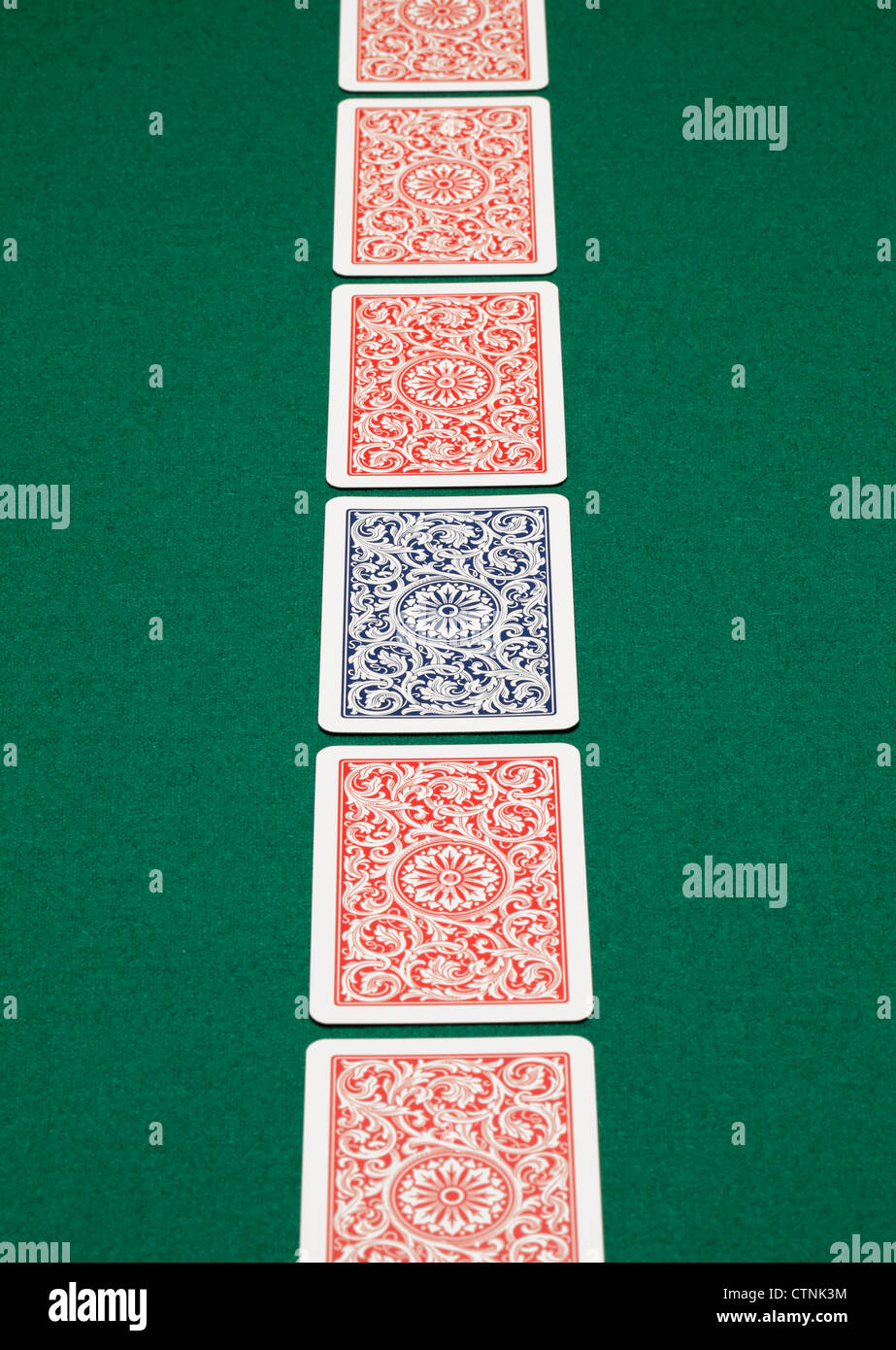 Une ligne de cartes à jouer sur un tableau vert. Banque D'Images