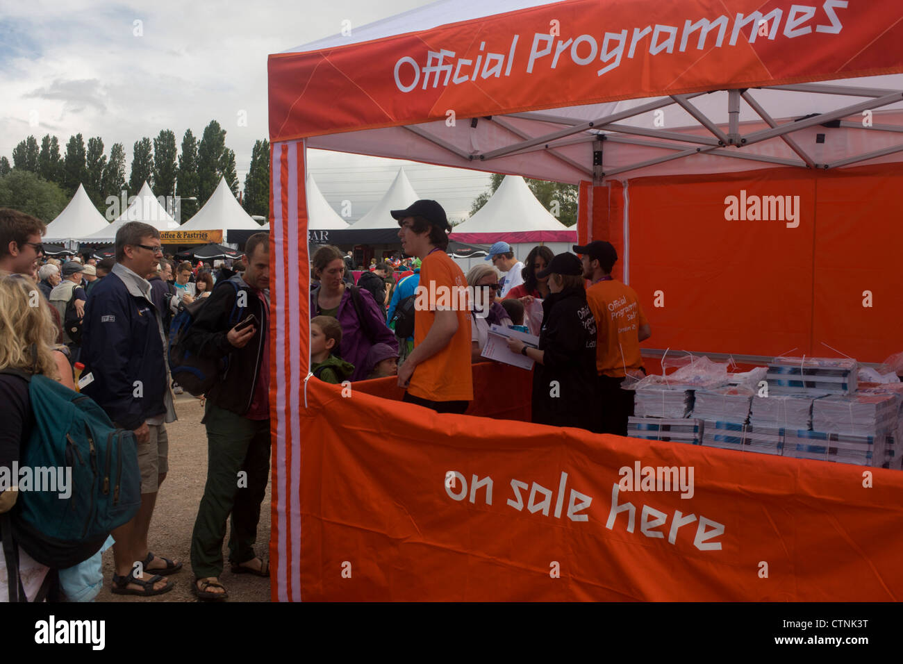 La vente des programmes olympiques officiels avant le début de la chauffe de slalom en canoë à la Lee Valley White Water Centre, Nord-est de Londres, au jour 3 des Jeux Olympiques de 2012 à Londres. 10 € l'établissement des coûts, le programme officiel comprend également le programme de compétition et d'un A-Z de toutes les 26 sports olympiques. Disponible seulement à deux boutiques et sites de compétition de 2012 à Londres, c'est le guide ultime sur les jeux. Le format A4 environ 196 pages. Banque D'Images