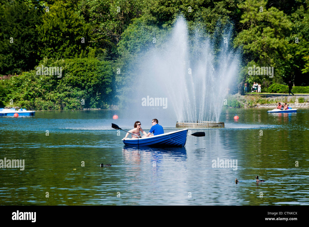 Les gens profiter de la navigation de plaisance sur la chaude journée d'été, Victoria Park, London, Londres, Royaume-Uni Banque D'Images
