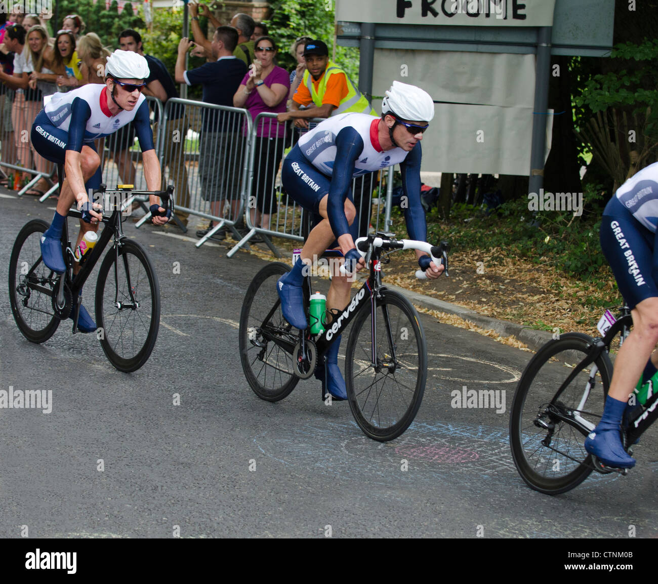 Les cyclistes de l'équipe Go laissé Bradley Wiggins (2012 vainqueur du Tour de France) et David Millar road Race à Surrey Hills près de Leatherhead Banque D'Images