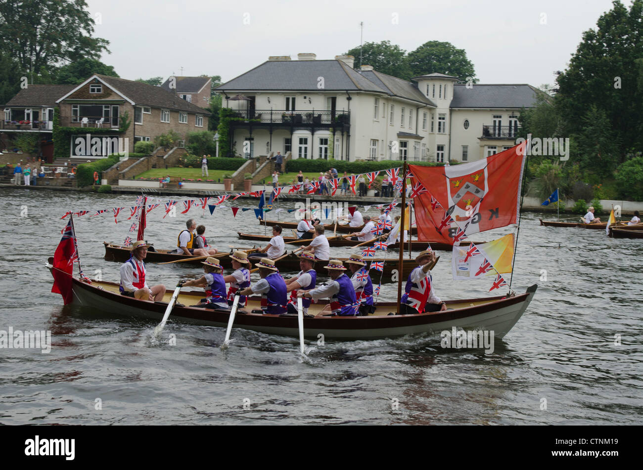 Flotille de barques après flamme olympique sur la Tamise Kingston upon Thames Londres UK London 2012 Olympics Banque D'Images