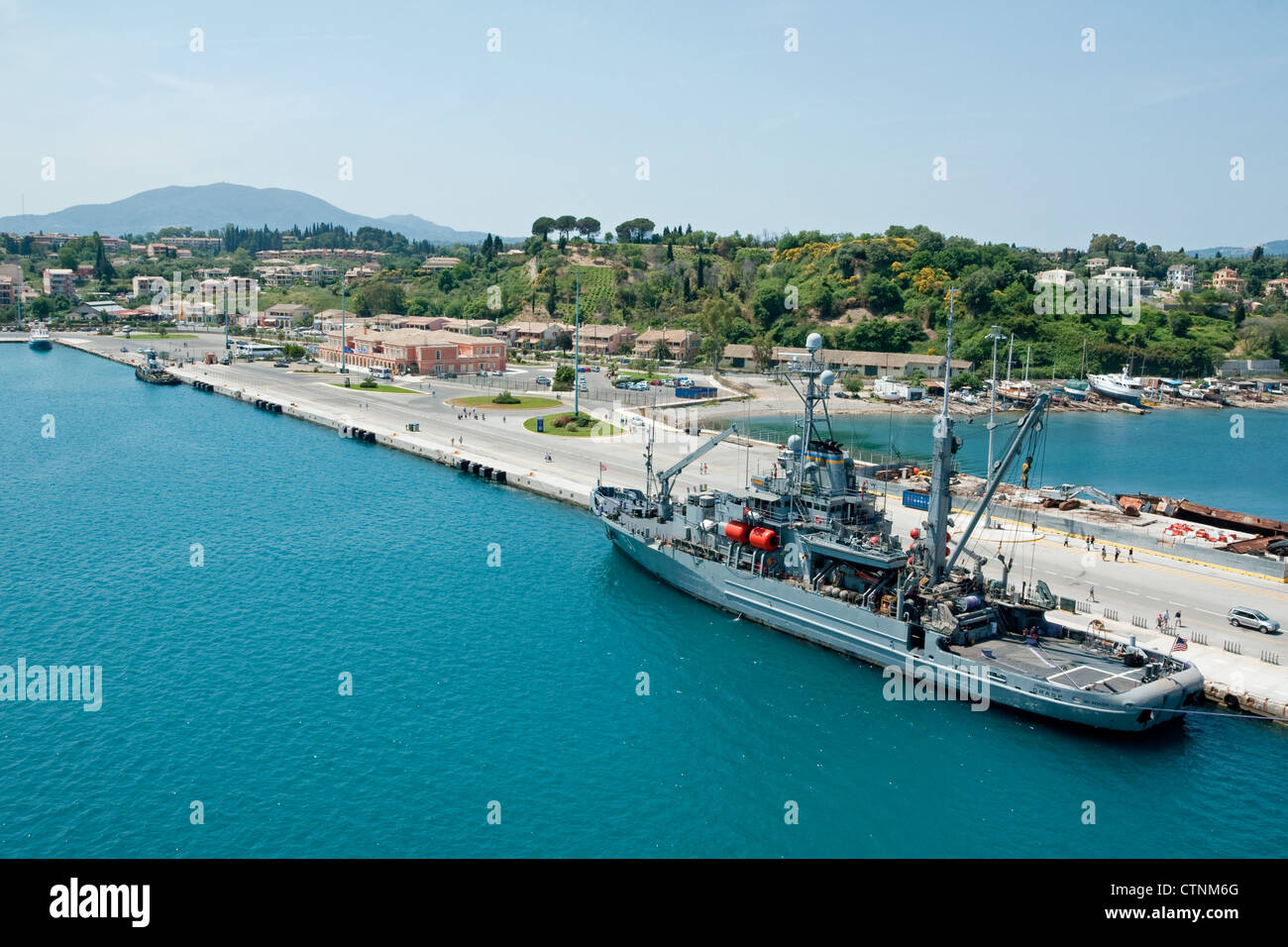 US Naval Ship Saisissez le long du quai d'expédition internationale au port de Kerkyra, Corfou, Grèce Banque D'Images