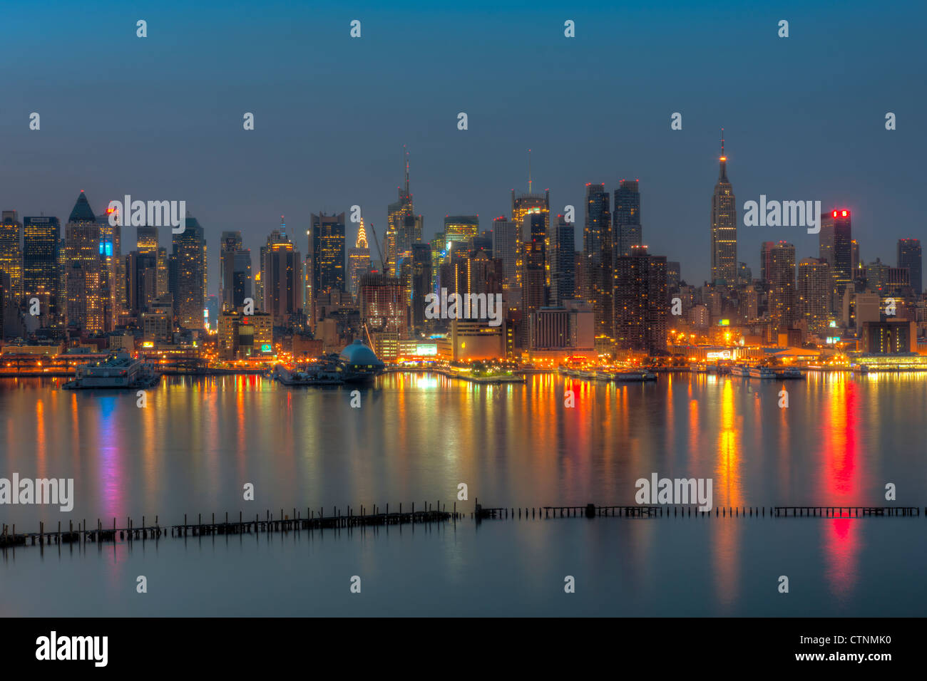 L'horizon de Manhattan se reflète sur la Rivière Hudson au cours aube comme vu à l'est du New Jersey. Banque D'Images