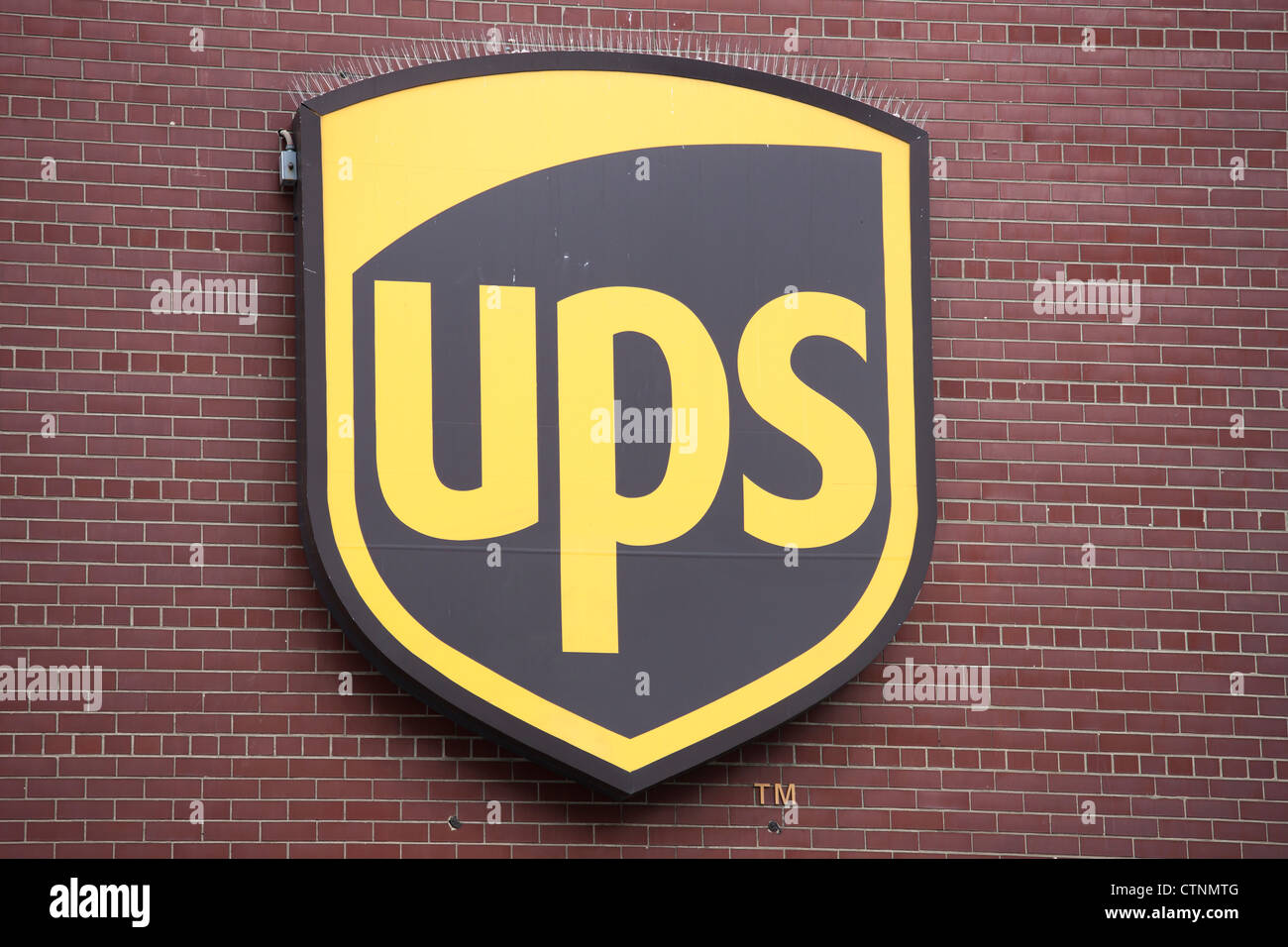 Un United Parcel Service (UPS) signe sur un mur. Banque D'Images