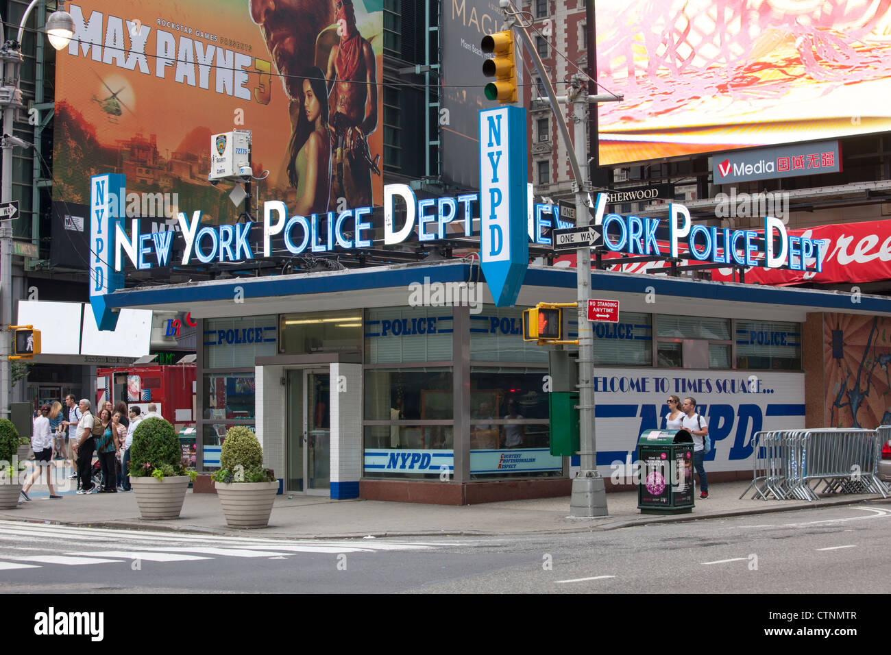 La station service de police de New York à Times Square, une partie de l'examen à mi-ville sud (14ème), à New York. Banque D'Images