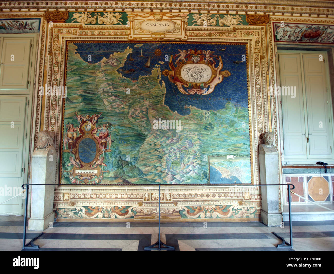 La CAMPANIA Galleria delle carte geografiche présente une collection de cartes anciennes, offrant un aperçu de la cartographie historique de la région italienne de Campanie. La galerie présente des cartes rares de différentes périodes, reflétant les frontières changeantes et les caractéristiques géographiques de la région au fil du temps. Banque D'Images