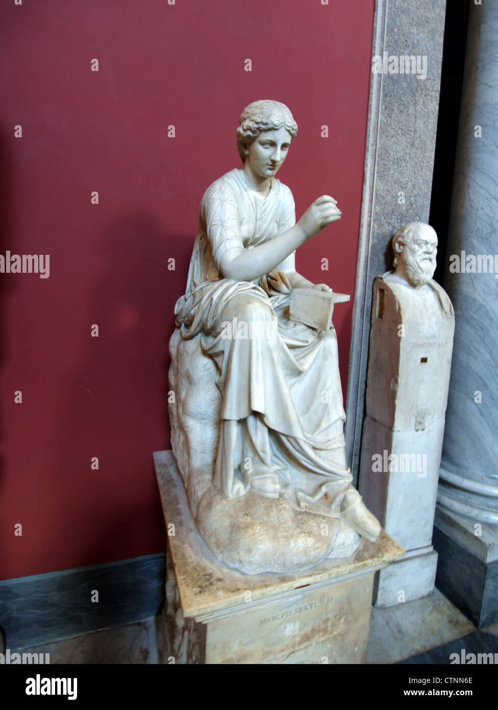 Les musées du Vatican de la Cité du Vatican abritent une vaste collection d'art, de sculptures et d'objets historiques, y compris la célèbre chapelle Sixtine et les salles Raphaël, qui présentent des chefs-d'œuvre des périodes anciennes et Renaissance. Banque D'Images
