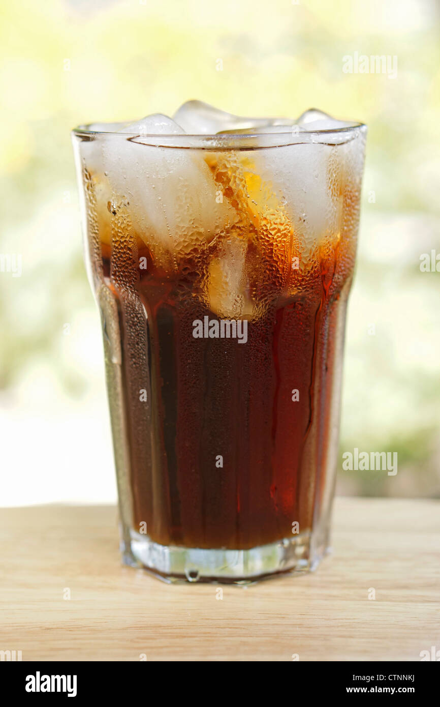 Verre de coca avec des glaçons Banque D'Images