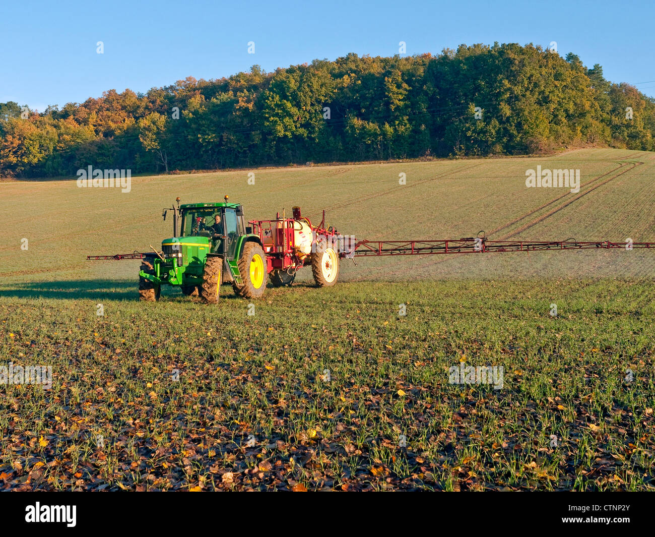 Tracteur John Deere de pulvériser les pousses des cultures - Indre-et-Loire, France. Banque D'Images