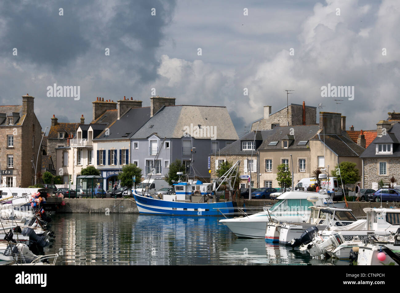 Waterfront St Vaast La Hougue Cherbourg Peninsular Normandie France Banque D'Images