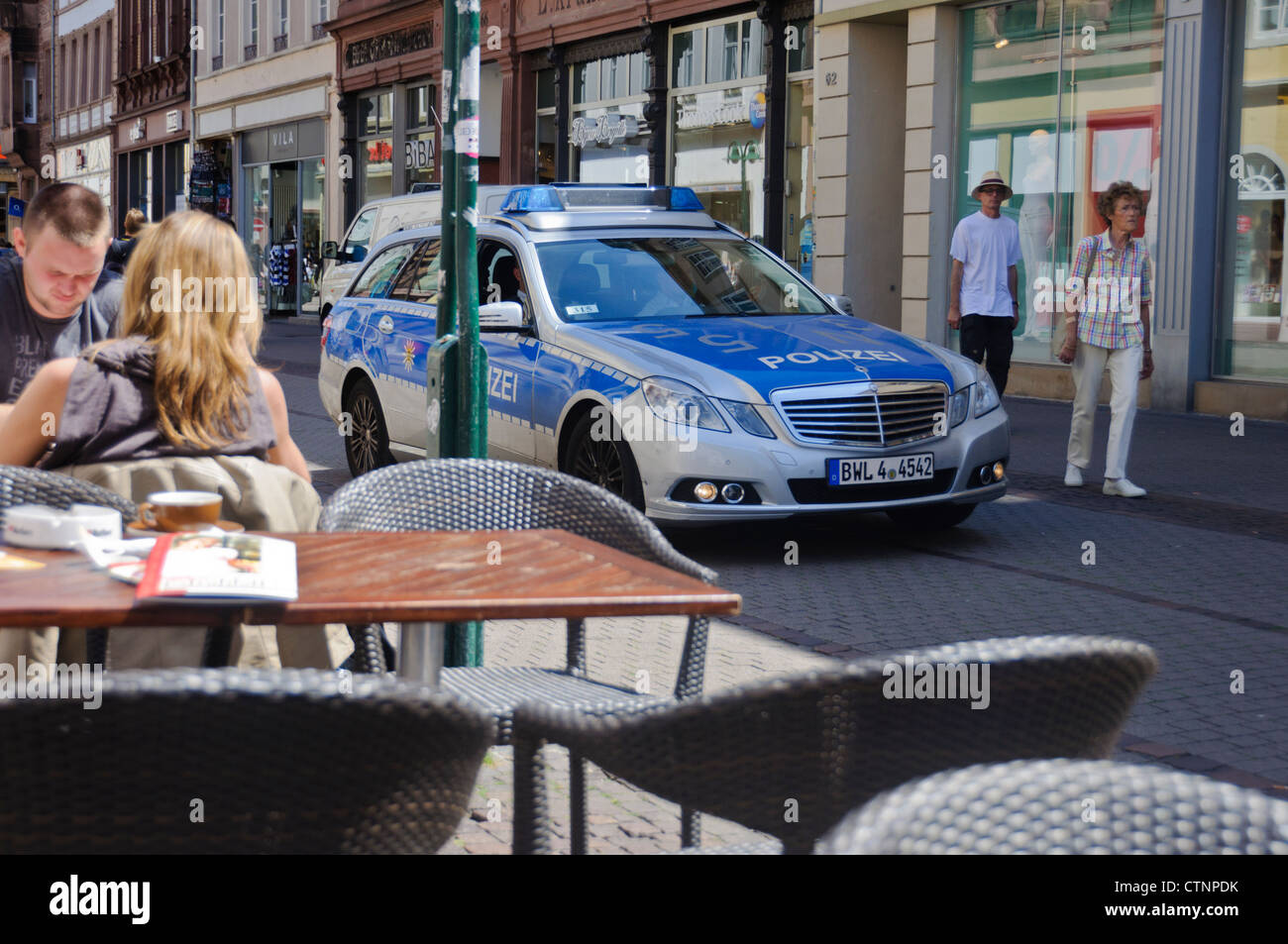 Voiture de police allemand Mercedes Benz sur la zone piétonne de la rue principale dans la vieille ville historique Altstadt Heidelberg Allemagne Europe Banque D'Images