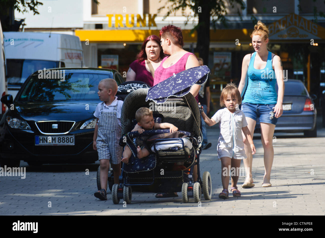 Les Femmes En Surpoids Et Les Femmes Avec Enfants Marche Slim Garcon Fille Bebe Avec Baby Buggy Sur Street Heilbronn Allemagne Photo Stock Alamy