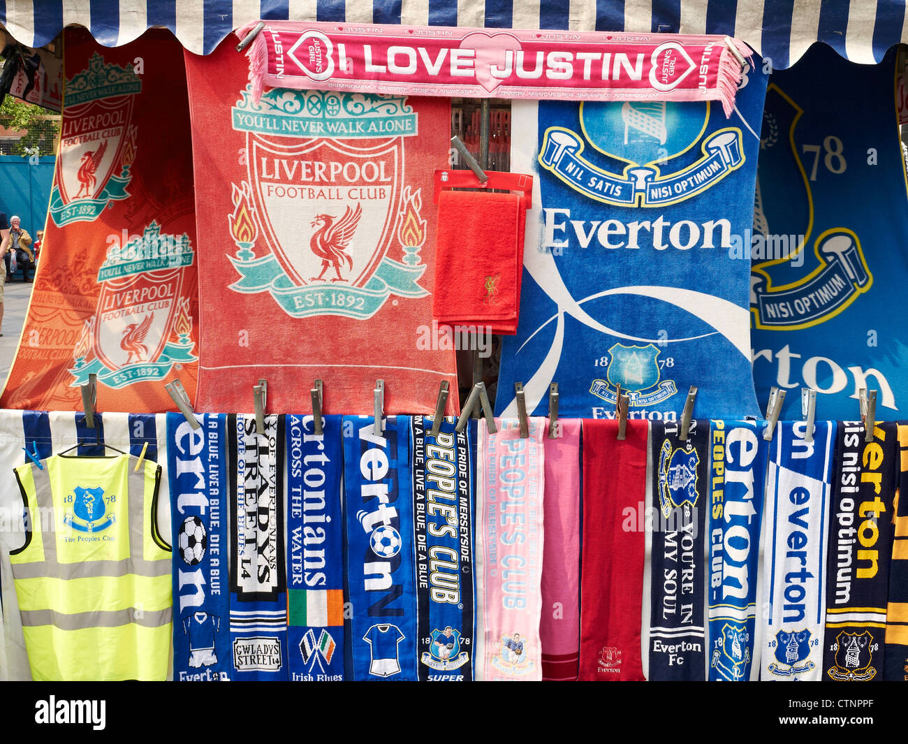 Souvenirs de football sur décrochage Williamson Square à Liverpool UK Banque D'Images