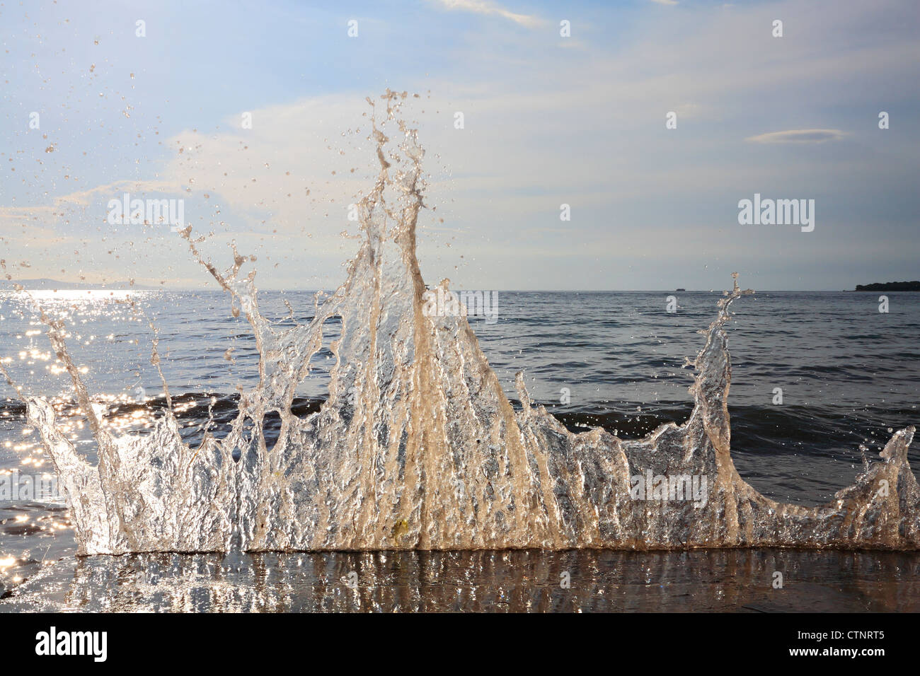 Splash l'eau de mer sur le brise-lames Banque D'Images